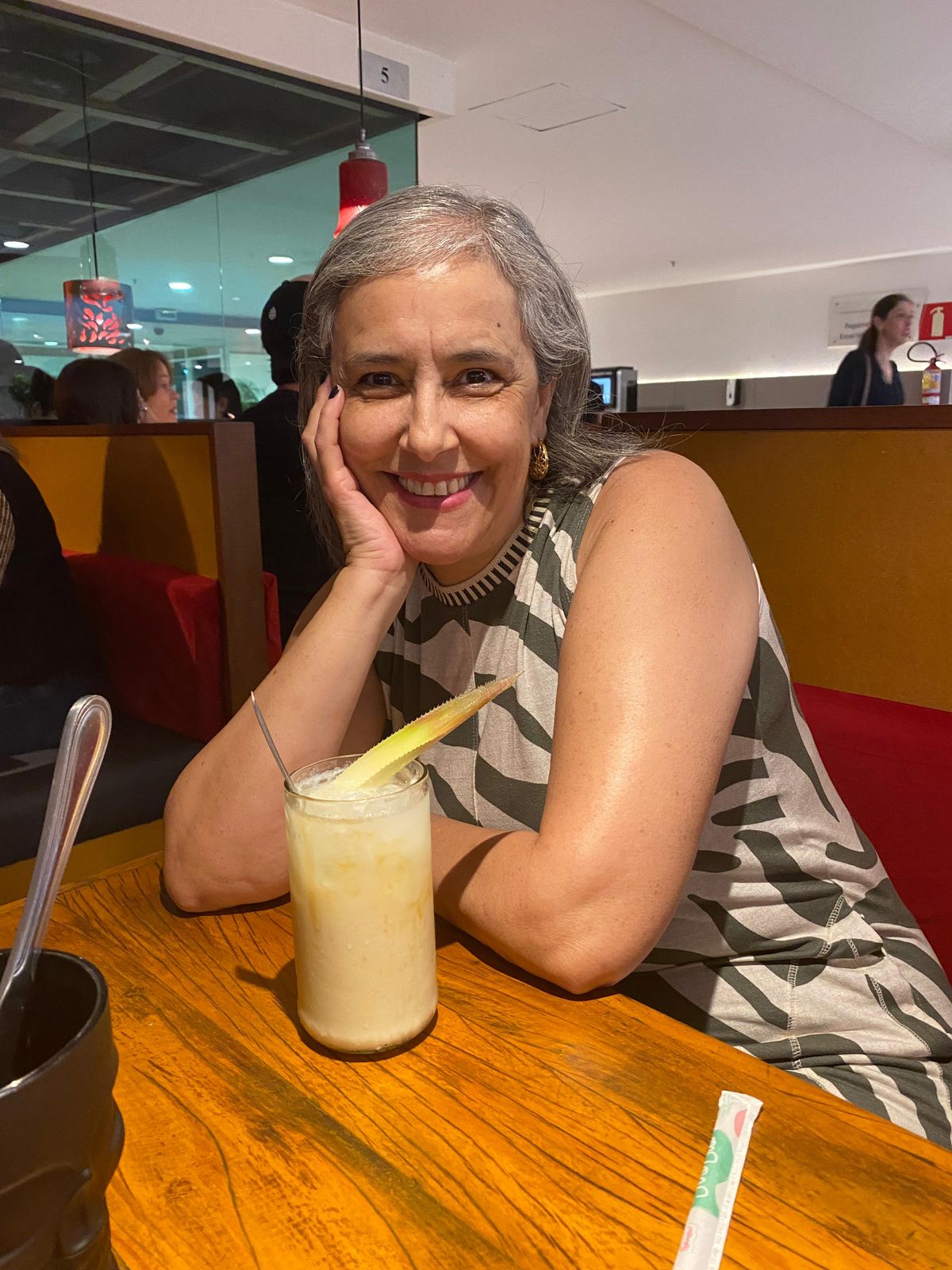 Artesã tricotando em mesa de madeira clara